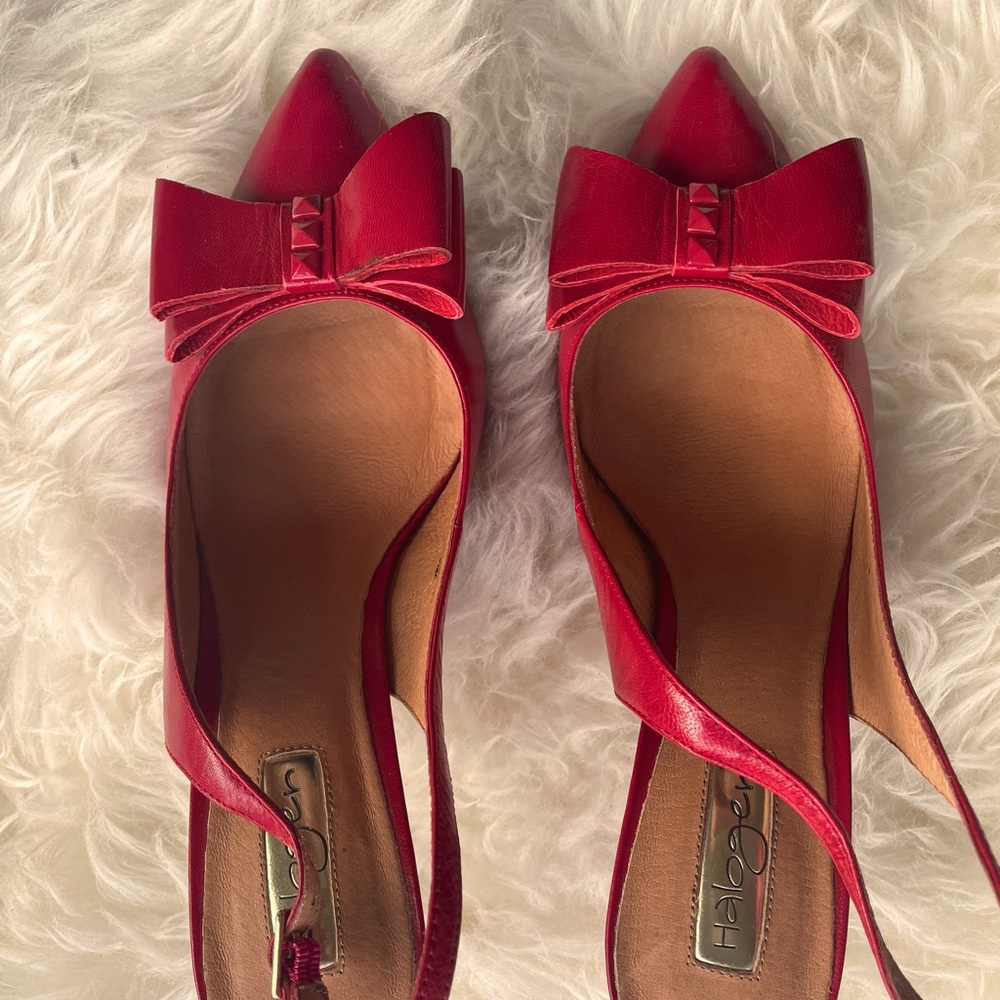 Pinup girl style sling back heels with bow toe.